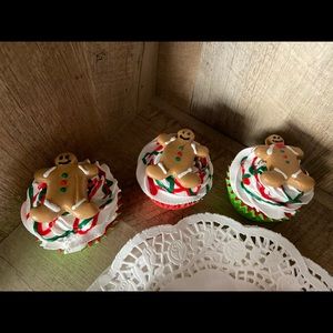 Faux Christmas Gingerbread Cupcakes